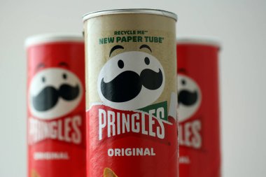 KYIV, UKRAINE - 17 AĞUSTOS 2024 Pringles Kağıt eko ambalajlı yeni silindir paketi