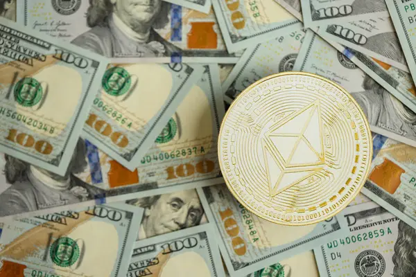 KYIV, UKRAINE - 17 AĞUSTOS 2024 Ethereum ETH 100 ABD Doları 'na yakın.