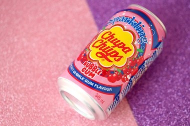 KYIV, UKRAINE - 17 AĞUSTOS 2024 Chupa Chups sakızlı, alkolsüz, alüminyum teneke kutu.