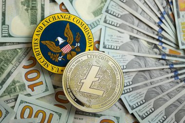 KYIV, UKRAINE - 17 AĞUSTOS 2024 Litecoin LTC madeni para ve ABD Menkul Kıymetler ve Borsa Komisyonu para arkaplanını kapatın
