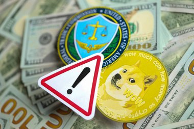 KYIV, UKRAINE - 17 AĞUSTOS 2024 DOGE Meme madeni para ve ABD Federal Ticaret Komisyonu birçok ABD Doları para banknotları kapanıyor