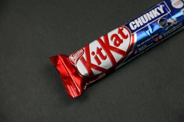 KYIV, UKRAINE - 17 AĞUSTOS 2024 Kitkat tıknaz çikolatalı waffle barı