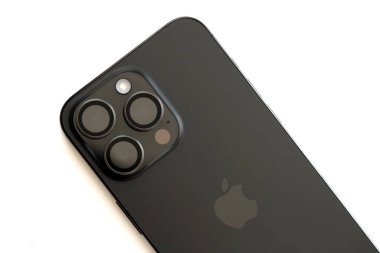 KYIV, UKRAINE - 17 AĞUSTOS 2024 Apple Iphone 15 profosyonel akıllı telefon ürünü