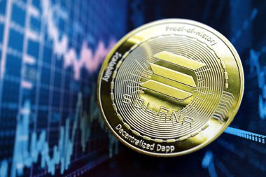 KYIV, UKRAINE - 17 AĞUSTOS 2024 Soyut kurgusal kripto para ticareti grafiğinde Solana SOL madeni para