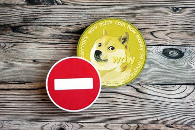 KYIV, UKRAINE - 17 AĞUSTOS 2024 DOGE Meme madeni para ve kırmızı kağıt dur işareti ahşap arka planda yakın plan