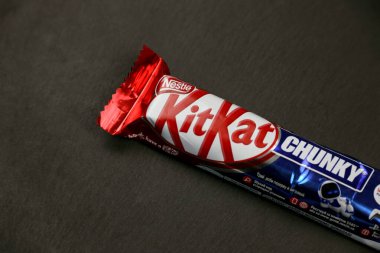 KYIV, UKRAINE - 17 AĞUSTOS 2024 Kitkat tıknaz çikolatalı waffle barı