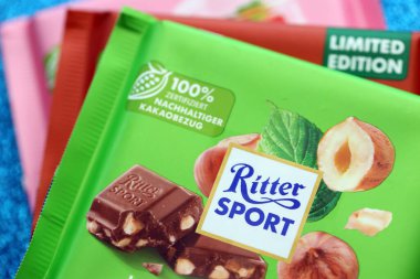 KYIV, UKRAINE - 17 AĞUSTOS, 2024 Ritter Spor Logotype Kapanışta küçük çikolata