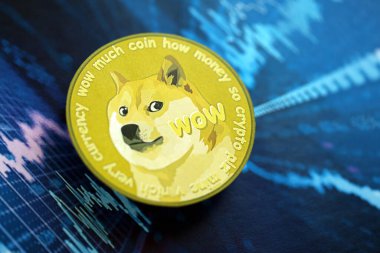 KYIV, UKRAINE - 17 AĞUSTOS 2024 DOGE Meme madeni para soyut kurgusal kripto döviz ticaret grafiğine mavi renkli yakın plan