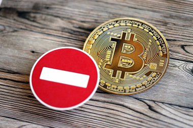 KYIV, UKRAINE - 17 AĞUSTOS 2024 Bitcoin BTC madeni para ve kırmızı kağıt dur işareti ahşap arka planda yakın plan