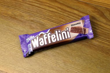 KYIV, UKRAINE - 17 AĞUSTOS 2024 Milka waffelini çikolatalı ürünü