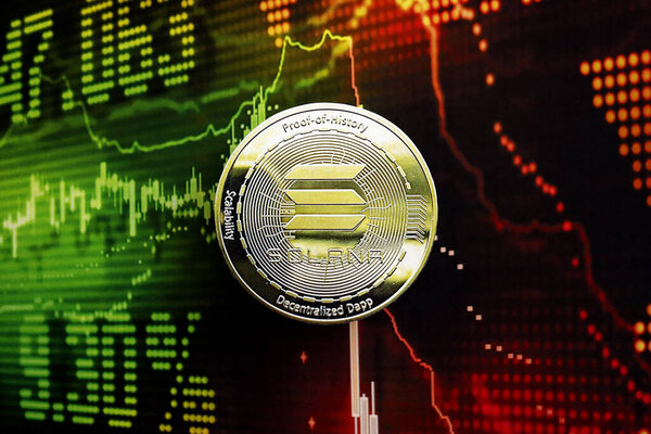 КИЕВ, УКРАИНА - 17 августа 2024 года монета Solana SOL на темных криптовалютных цифровых торговых графиках в зеленых и красных цветах крупным планом