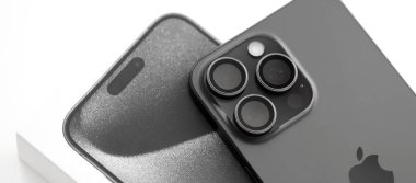 KYIV, UKRAINE - 17 AĞUSTOS 2024 Apple Iphone 15 profosyonel akıllı telefon ürünü