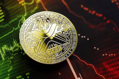 KYIV, UKRAINE - 17 AĞUSTOS 2024 XRP Bozukluğu üzerinde koyu kripto para dijital ticaret grafiği yeşil ve kırmızı renklerde