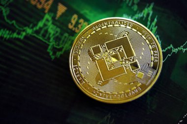 KYIV, UKRAINE - 17 AĞUSTOS 2024 Koyu kripto para birimi dijital ticaret grafiği üzerinde Binance BNB madeni para