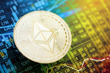 KYIV, UKRAINE - 17 AĞUSTOS 2024 Ethereum ETH para kripto döviz ticaret grafiği üzerinde farklı renkte hesaplamalar yakın çekim