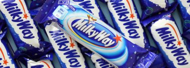 KYIV, UKRAINE - 20 Nisan 2024 Samanyolu veya Samanyolu küçük çikolataları. Samanyolu çikolataları 1924 'ten beri dünyaca ünlü ürünlerdir.