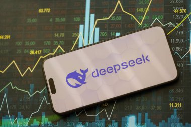 KYIV, UKRAINE - 29 Ocak 2025 Elma iPhone 15 ekranında Deepseek AI asistan logosu. Modern yapay zeka motoru