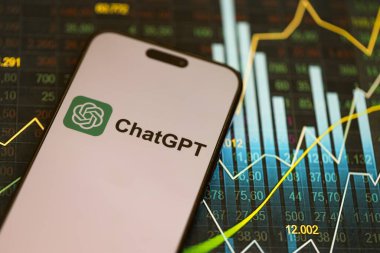 KYIV, UKRAINE - 29 Ocak 2025 ChatGPT AI yardımcı logosu Apple iPhone 15 ekranında kapat. Modern yapay zeka motoru