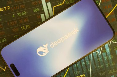 KYIV, UKRAINE - 29 Ocak 2025 Deepseek uygulamasının logo simgesi akıllı telefon ekranında görüntülendi. Çin yapay zekası gelişmiş yapay zeka modellerinin piyasaya sürülmesiyle başladı