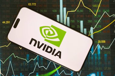 KYIV, UKRAINE - 29 Ocak 2025 Nvidia şirket logosu akıllı telefonda sergilendi. Nvidia, yapay zeka donanım ve yazılımda küresel bir liderdir.