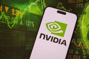 KYIV, UKRAINE - 29 Ocak 2025 Nvidia şirketi logoti iPhone 15 akıllı telefon ekranında gösterildi. Nvidia, yapay zeka donanım ve yazılımda küresel bir liderdir.