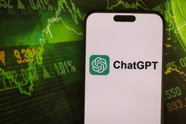 KYIV, UKRAINE - 29 Ocak 2025 ChatGPT AI yardımcı logosu Apple iPhone 15 ekranında kapat. Modern yapay zeka motoru