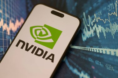 KYIV, UKRAINE - 29 Ocak 2025 Nvidia şirket logosu akıllı telefonda sergilendi. Nvidia, yapay zeka donanım ve yazılımda küresel bir liderdir.
