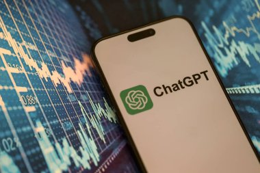 KYIV, UKRAINE - 29 Ocak 2025 ChatGPT AI yardımcı logosu Apple iPhone 15 ekranında kapat. Modern yapay zeka motoru