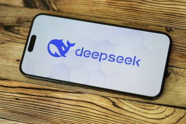 KYIV, UKRAINE - 29 Ocak 2025 Deepseek uygulamasının logo simgesi akıllı telefon ekranında görüntülendi. Çin yapay zekası gelişmiş yapay zeka modellerinin piyasaya sürülmesiyle başladı