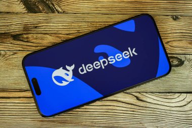 KYIV, UKRAINE - 29 Ocak 2025 Elma iPhone 15 ekranında Deepseek AI asistan logosu. Modern yapay zeka motoru