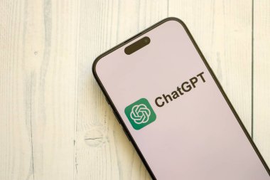 KYIV, UKRAINE - 29 Ocak 2025 ChatGPT AI yardımcı logosu Apple iPhone 15 ekranında kapat. Modern yapay zeka motoru
