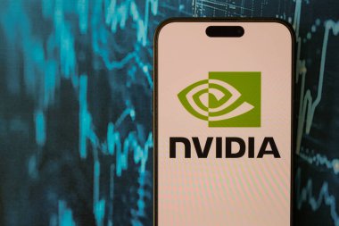 KYIV, UKRAINE - 29 Ocak 2025 Nvidia şirketi logoti iPhone 15 akıllı telefon ekranında gösterildi. Nvidia, yapay zeka donanım ve yazılımda küresel bir liderdir.