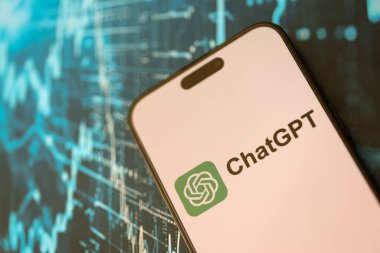 KYIV, UKRAINE - 29 Ocak 2025 ChatGPT resmi logosunu gösteren akıllı telefon. Modern yapay zeka motoru