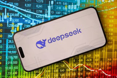 KYIV, UKRAINE - 29 Ocak 2025 Elma iPhone 15 ekranında Deepseek AI asistan logosu. Modern yapay zeka motoru