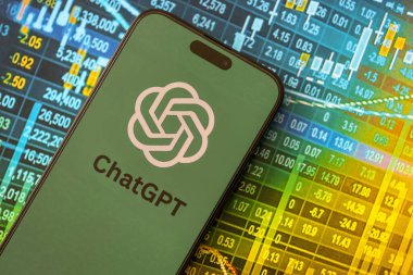 KYIV, UKRAINE - 29 Ocak 2025 ChatGPT AI yardımcı logosu Apple iPhone 15 ekranında kapat. Modern yapay zeka motoru