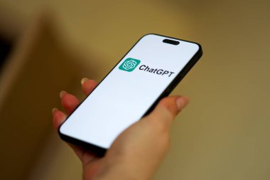 KYIV, UKRAINE - 29 Ocak 2025 ChatGPT AI yardımcı logosu Apple iPhone 15 ekranında kapat. Modern yapay zeka motoru