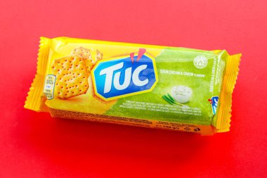 KYIV, UKRAINE - 29 Ocak 2025 Tuc çerez paketi parlak düz arkaplanda. TUC, Mondelez International tarafından pazarlanan bir çerez bisküvisidir.