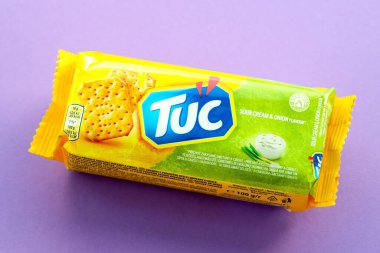 KYIV, UKRAINE - 29 Ocak 2025 Tuc çerez paketi parlak düz arkaplanda. TUC, Mondelez International tarafından pazarlanan bir çerez bisküvisidir.