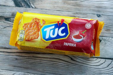 KYIV, UKRAINE - 29 Ocak 2025 Tuc çerez paketi parlak düz arkaplanda. TUC, Mondelez International tarafından pazarlanan bir çerez bisküvisidir.