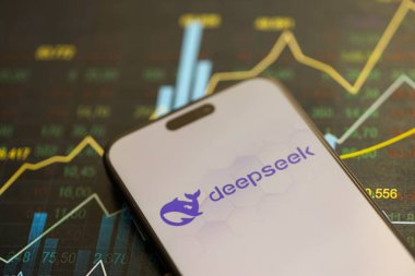 KYIV, UKRAINE - 29 Ocak 2025 Deepseek uygulamasının logo simgesi akıllı telefon ekranında görüntülendi. Çin yapay zekası gelişmiş yapay zeka modellerinin piyasaya sürülmesiyle başladı