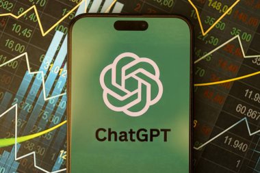 KYIV, UKRAINE - 29 Ocak 2025 ChatGPT resmi logosunu gösteren akıllı telefon. Modern yapay zeka motoru