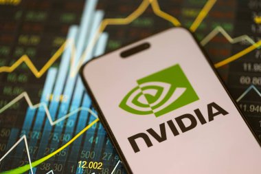 KYIV, UKRAINE - 29 Ocak 2025 Nvidia şirket logosu akıllı telefonda sergilendi. Nvidia, yapay zeka donanım ve yazılımda küresel bir liderdir.
