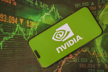 KYIV, UKRAINE - 29 Ocak 2025 Nvidia şirket logosu akıllı telefonda sergilendi. Nvidia, yapay zeka donanım ve yazılımda küresel bir liderdir.