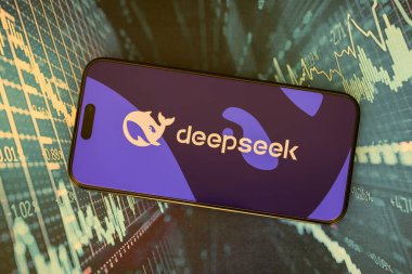 KYIV, UKRAINE - 29 Ocak 2025 Elma iPhone 15 ekranında Deepseek AI asistan logosu. Modern yapay zeka motoru