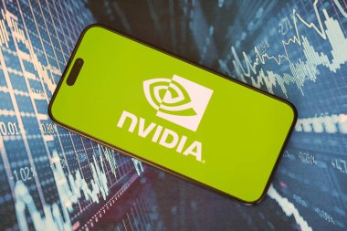 KYIV, UKRAINE - 29 Ocak 2025 Nvidia şirketi logoti iPhone 15 akıllı telefon ekranında gösterildi. Nvidia, yapay zeka donanım ve yazılımda küresel bir liderdir.