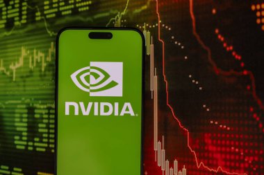 KYIV, UKRAINE - 29 Ocak 2025 Nvidia şirket logosu akıllı telefonda sergilendi. Nvidia, yapay zeka donanım ve yazılımda küresel bir liderdir.