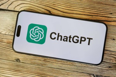 KYIV, UKRAINE - 29 Ocak 2025 ChatGPT resmi logosunu gösteren akıllı telefon. Modern yapay zeka motoru