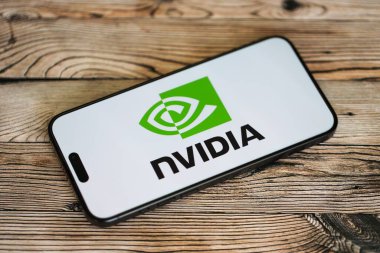 KYIV, UKRAINE - 29 Ocak 2025 Nvidia şirket logosu akıllı telefonda sergilendi. Nvidia, yapay zeka donanım ve yazılımda küresel bir liderdir.