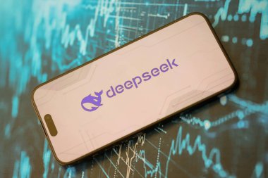 KYIV, UKRAINE - 29 Ocak 2025 Deepseek uygulamasının logo simgesi akıllı telefon ekranında görüntülendi. Çin yapay zekası gelişmiş yapay zeka modellerinin piyasaya sürülmesiyle başladı