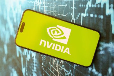 KYIV, UKRAINE - 29 Ocak 2025 Nvidia şirketi logoti iPhone 15 akıllı telefon ekranında gösterildi. Nvidia, yapay zeka donanım ve yazılımda küresel bir liderdir.